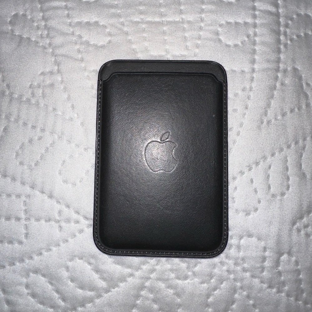 Apple iPhone Leather Wallet with MagSafe - Black